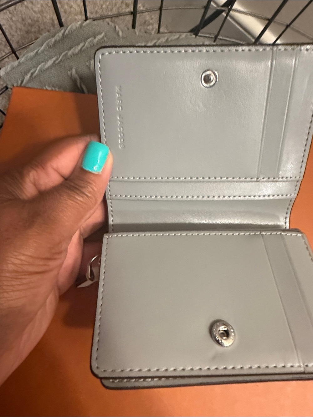 Marc Jacobs White Leather Zip Card Holder with Metal Nameplate - Picture 4 of 5
